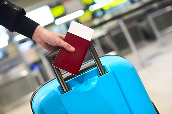 Passagier Mit Bordkarte Reisepass Und Gepäck Hautnah — Stockfoto