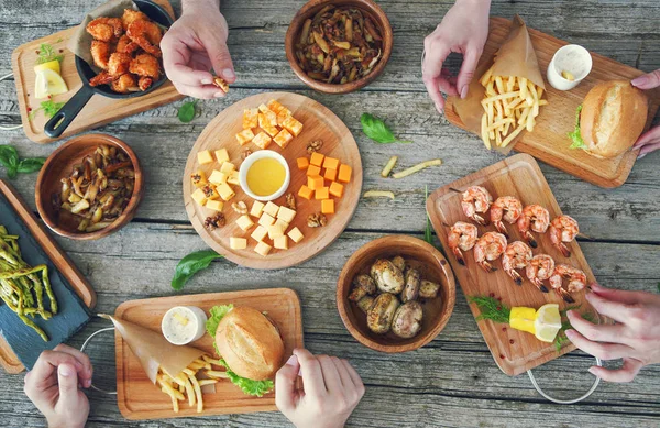 Vista Dall Alto Del Tavolo Legno Rubinetto Con Cibo Snack — Foto Stock