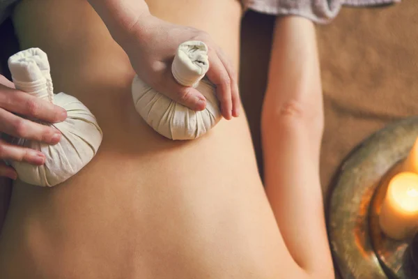 Porträtt Ung Vacker Kvinna Spa Växtbaserade Thaimassage — Stockfoto