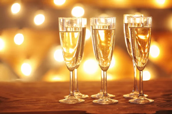 在金色的背景上的香槟杯 聚会和庆祝的概念 — 图库照片