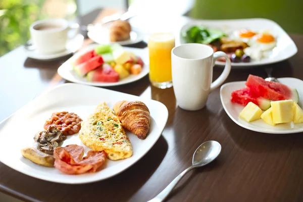 Familj Frukost Med Ägg Kaffe Och Frukt Närbild — Stockfoto