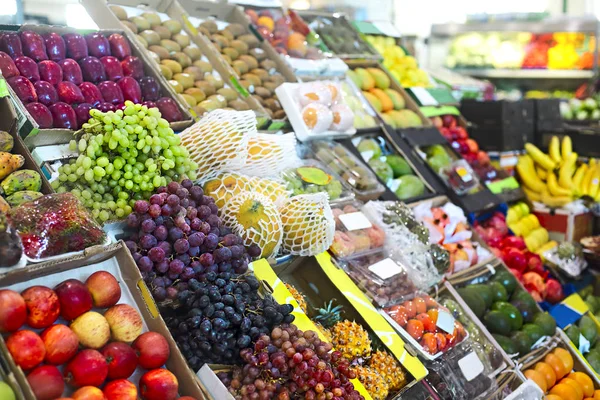 Açık hava pazarında sebzeler ve meyveler