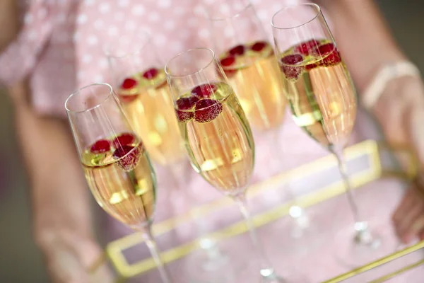 Young Caucasian Woman Champagne Glasses Tray — Stock Photo, Image