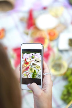 Genç kadın gıda fotoğraf Yaz piknik yapma