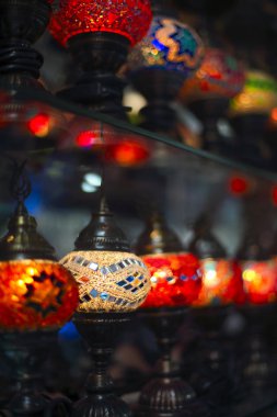 İstanbul 'daki büyük pazarda satılık Türk dekoratif lambaları