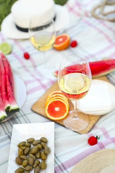 Fondo Picnic Con Vino Blanco Sobre Hierba Verde Cerca — Foto de Stock