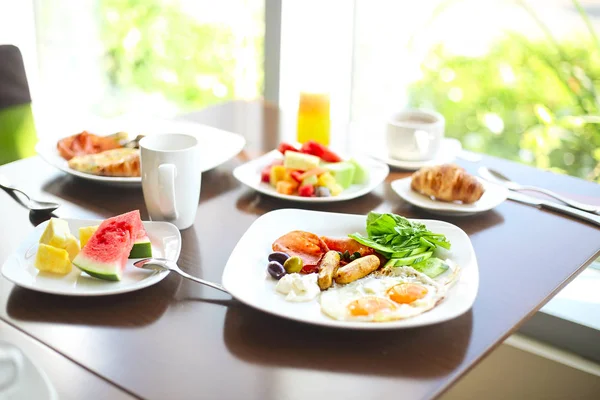 Colazione Familiare Mattutina Con Uova Caffè Frutta Vicino — Foto Stock