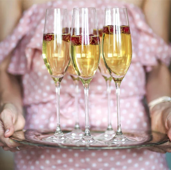 Giovane Donna Caucasica Con Bicchieri Champagne Sul Vassoio — Foto Stock