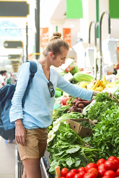 Jovem Mulher Bonita Comprando Legumes Mercado — Fotografia de Stock