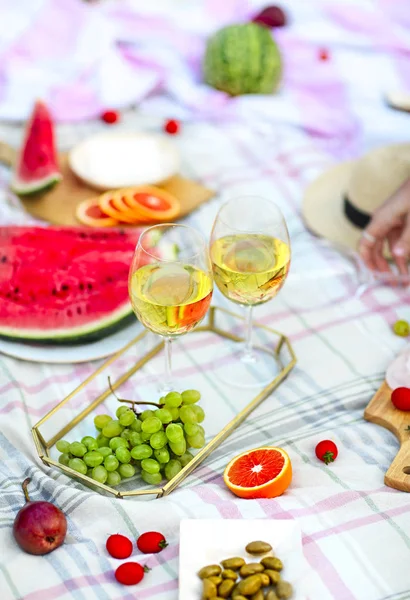 Picknick Hintergrund Mit Weißwein Auf Grünem Gras Nahaufnahme — Stockfoto