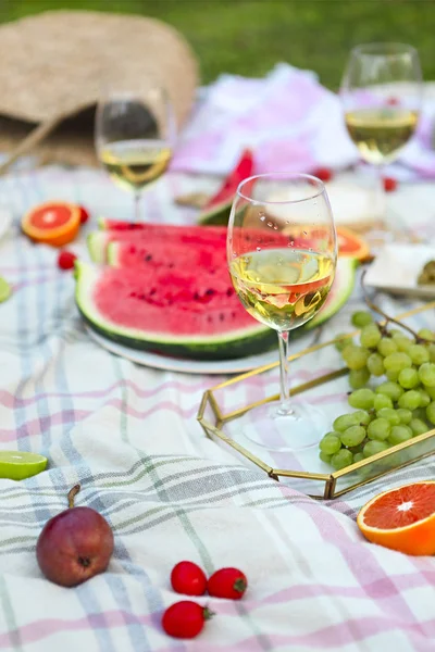 Fondo Picnic Con Vino Blanco Sobre Hierba Verde Cerca — Foto de Stock