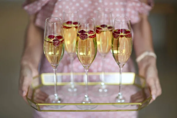 Giovane Donna Caucasica Con Bicchieri Champagne Sul Vassoio — Foto Stock