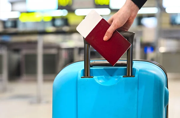 Passagier Mit Bordkarte Reisepass Und Gepäck Hautnah — Stockfoto