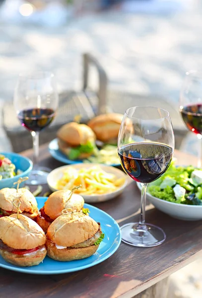 Spiaggia Estate Tavolo Picnic Con Bicchieri Vino Rosso — Foto Stock