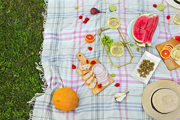 緑の芝生で白ワインとピクニックの背景 — ストック写真