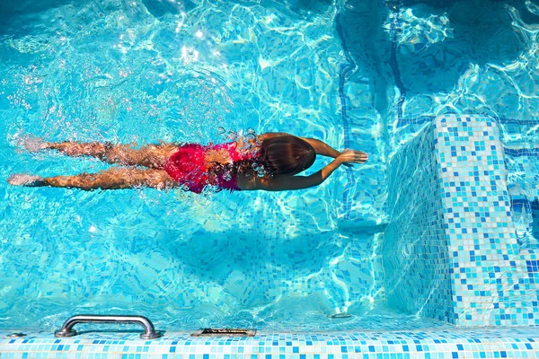 在室外的游泳池里游泳的小女孩 — 图库照片