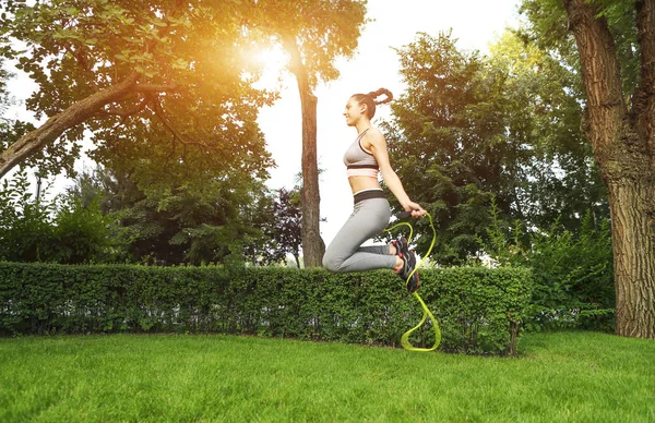 Jovem Mulher Esportiva Treinando Com Corda Salto — Fotografia de Stock