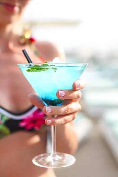 Exotic Cocktail Glass Womans Hand Poolside — Stock Photo, Image