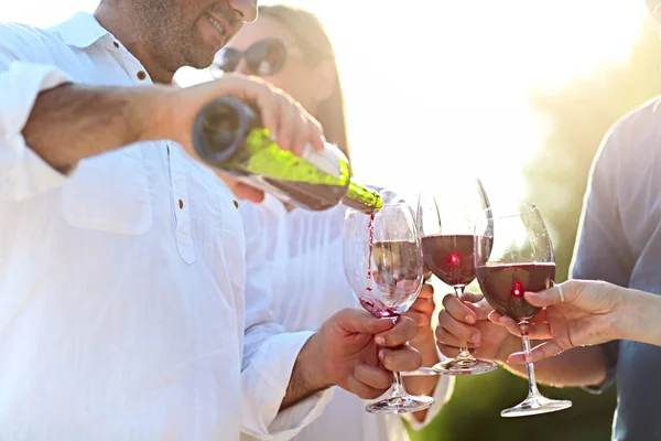 Люди Вечеринке Открытым Небом Фестиваль Вина Человек Наливает Красное Вино — стоковое фото