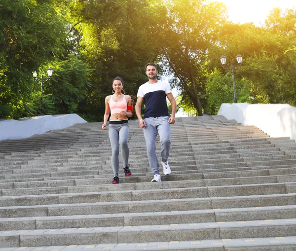 Açık havada Park günbatımı ışığı ile çalışma dışarı eğitim koşu dış, koşucular insanlar