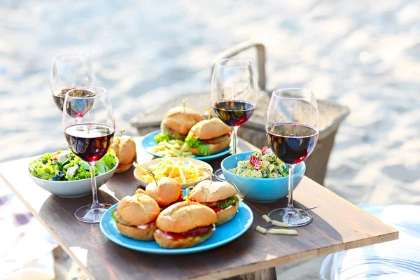 Spiaggia Estate Tavolo Picnic Con Bicchieri Vino Rosso — Foto Stock