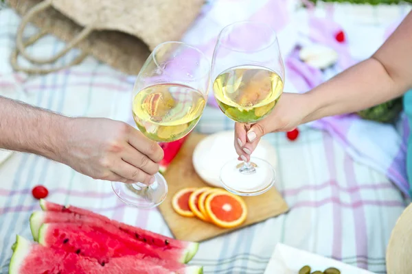 Giovane Coppia Bere Vino Bianco Estate Picnic — Foto Stock