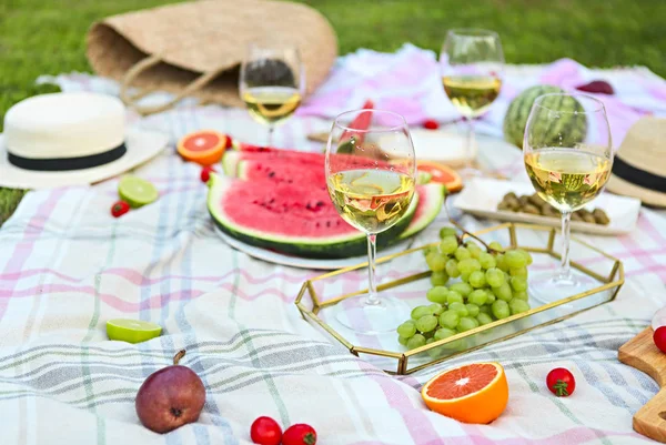 Picknick Hintergrund Mit Weißwein Auf Grünem Gras Nahaufnahme — Stockfoto