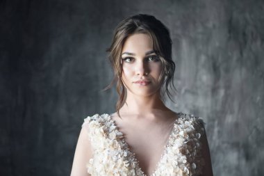 Koyu arkaplanda güzel bir genç kadının portresi