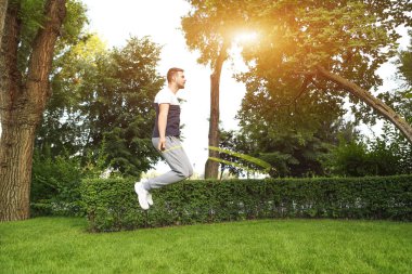 İp atlama ile eğitim sportif genç adam