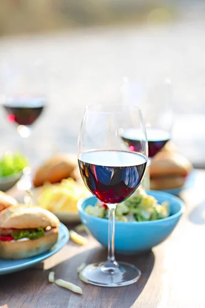 Strand Zomer Picknicktafel Met Rode Wijnglazen — Stockfoto