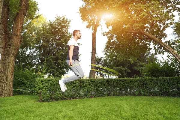 İp atlama ile eğitim sportif genç adam