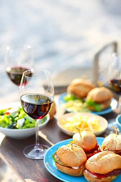 Stranden Sommar Picknickbord Med Rött Vinglas — Stockfoto