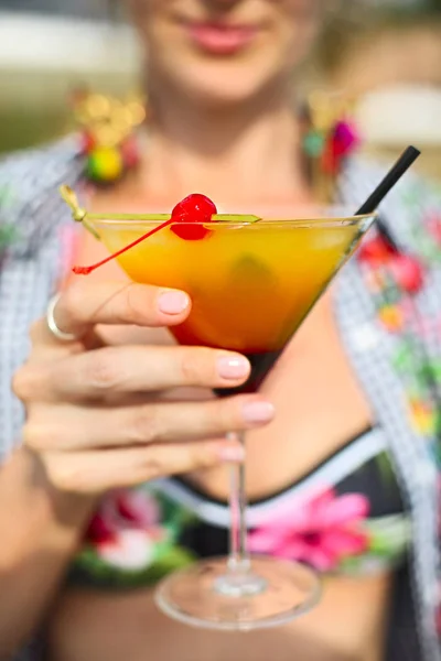 Bicchiere Cocktail Esotico Mano Femminile Bordo Piscina — Foto Stock