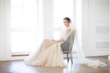 beyaz zemin üzerine genç güzel sarışın kadın portresi