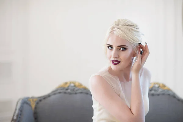 Porträt Der Schönen Jungen Blonden Frau Auf Weißem Hintergrund — Stockfoto