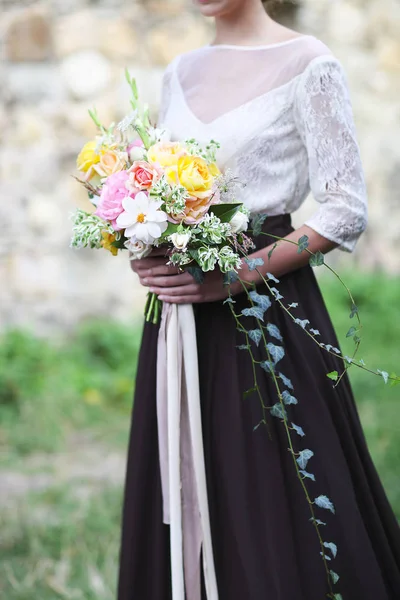 Giovane Sposa Tenendo Bel Bouquet Sfondo Sfocato All Aperto — Foto Stock
