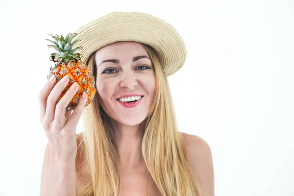 新鮮なパイナップルを保持 水着と麦わら帽子でかなり若い女性の肖像 — ストック写真