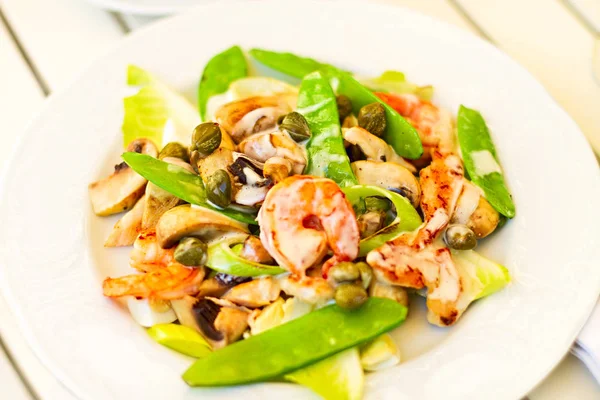 Salada Fresca Com Camarões Cogumelos Alcaparras Com Ervilha Verde — Fotografia de Stock
