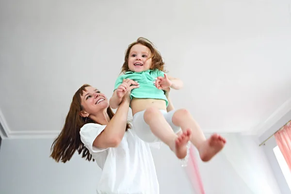 Jonge Vrouw Met Plezier Met Dochter Binnenshuis — Stockfoto