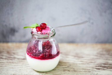 Vanilla panna cotta tatlı kırmızı dut sos ve nane bir kavanoza. Seçici odak. Kopya alanı