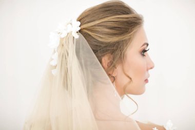 beyaz zemin üzerine genç güzel sarışın kadın portresi