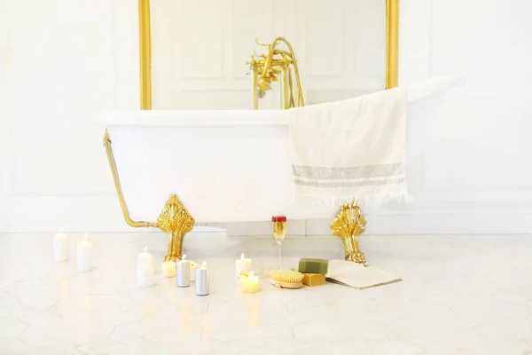 Badezimmer Mit Kerzen Buch Glas Champagner Neben Der Badewanne Auf — Stockfoto