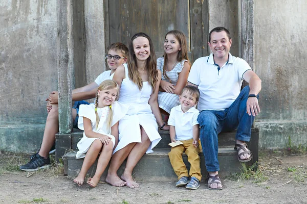 Ευτυχισμένη Οικογένεια Πέντε Παιδιά Υπαίθρια Κοντά Στο Σπίτι — Φωτογραφία Αρχείου