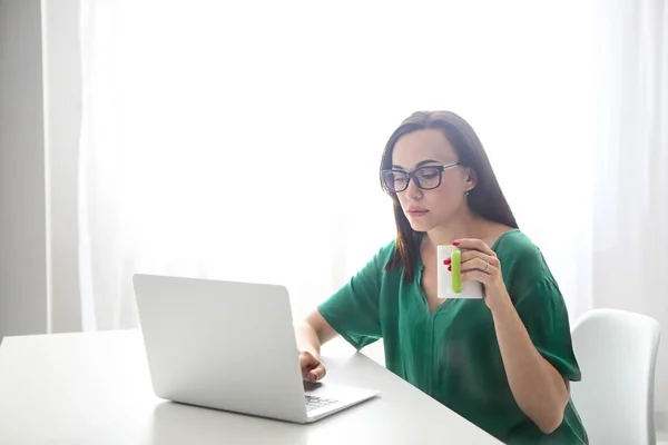 Mujer Joven Con Computadora Taza Café Interior —  Fotos de Stock