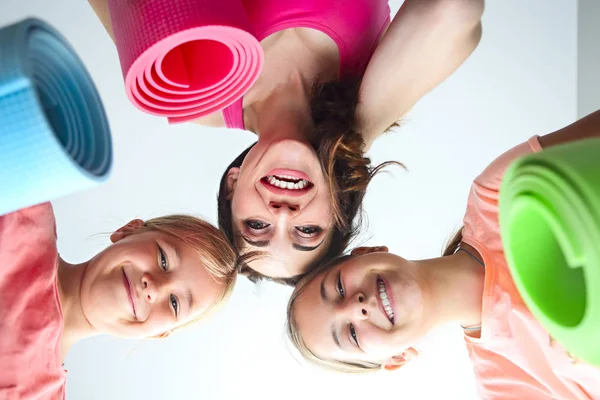 Giovane Donna Divertirsi Con Bambini Dopo Yoga — Foto Stock