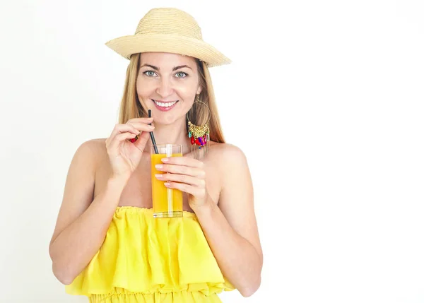 滑稽的肖像微笑的妇女用帽子在眼睛喝橙汁 — 图库照片