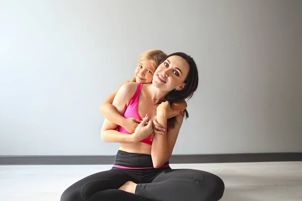Jonge Vrouw Lol Met Meisje Yoga — Stockfoto