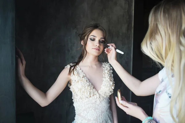 Wedding Makeup Artist Making Makeup Bride Beautiful Model Girl Indoors — Stock Photo, Image