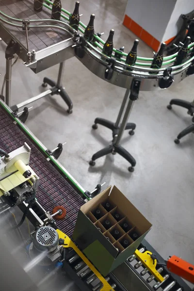 Снимок Промышленного Производства Бутылками Шампанского Конвейере Заводе — стоковое фото