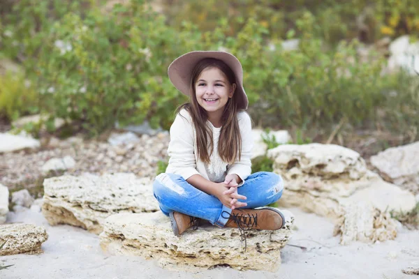 Ritratto Della Bambina Felice All Aperto — Foto Stock